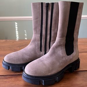 NEW Free People Brooks Chelsea Boots in Size 36 EU / 6 US